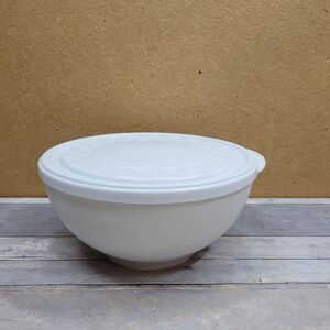 Pampered Chef White Bowl with Lid 3 Cup Capacity